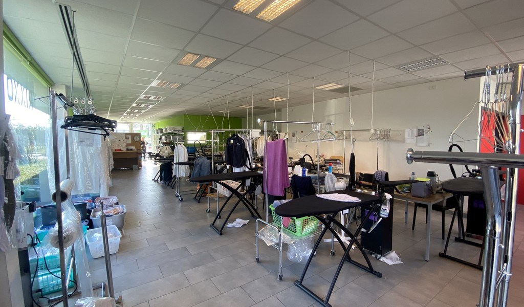 Commercieel gelegen handelspand te huur in Sint-Martens-Latem