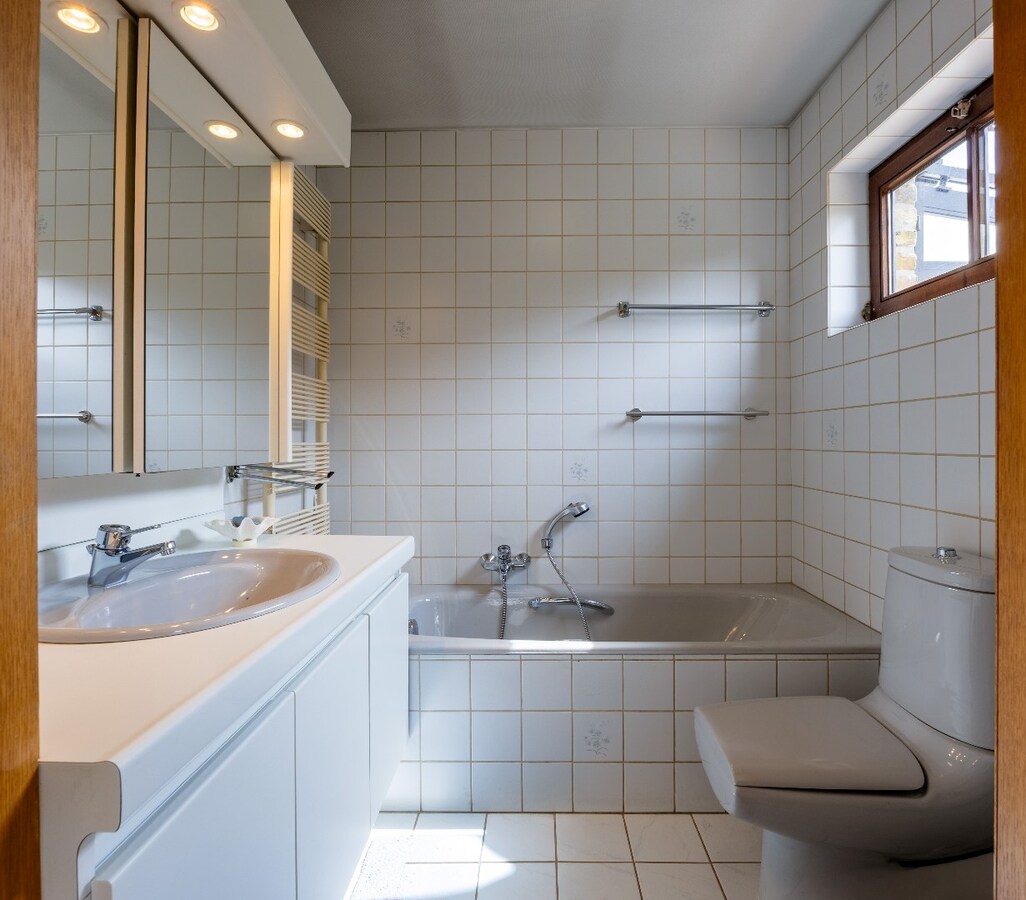 Charmante en solide villa met zonnige tuin in het hart van Zwevezele 