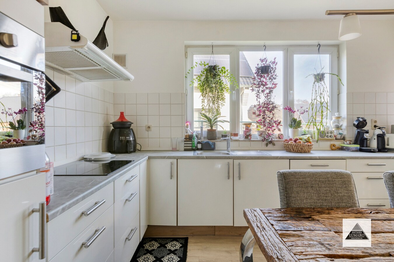 Gelijkvloers appartement met tuintje en parking 