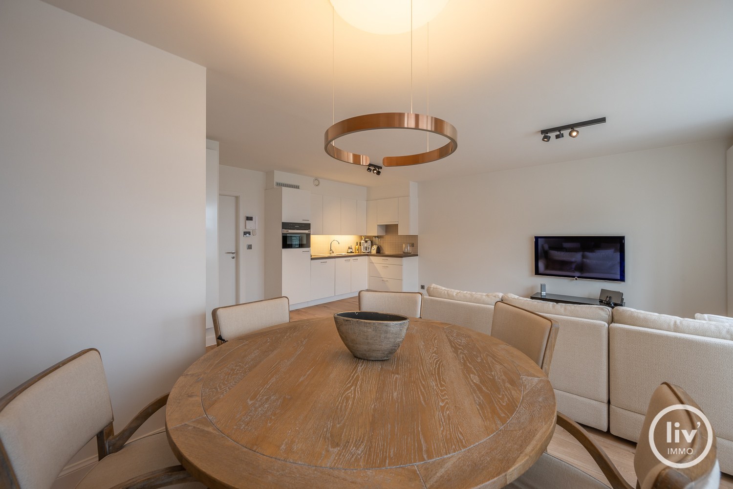 Ongemeubeld - Recent en goed onderhouden appartement, met terrasje, op wandelafstand van de Zeedijk te Heist. 