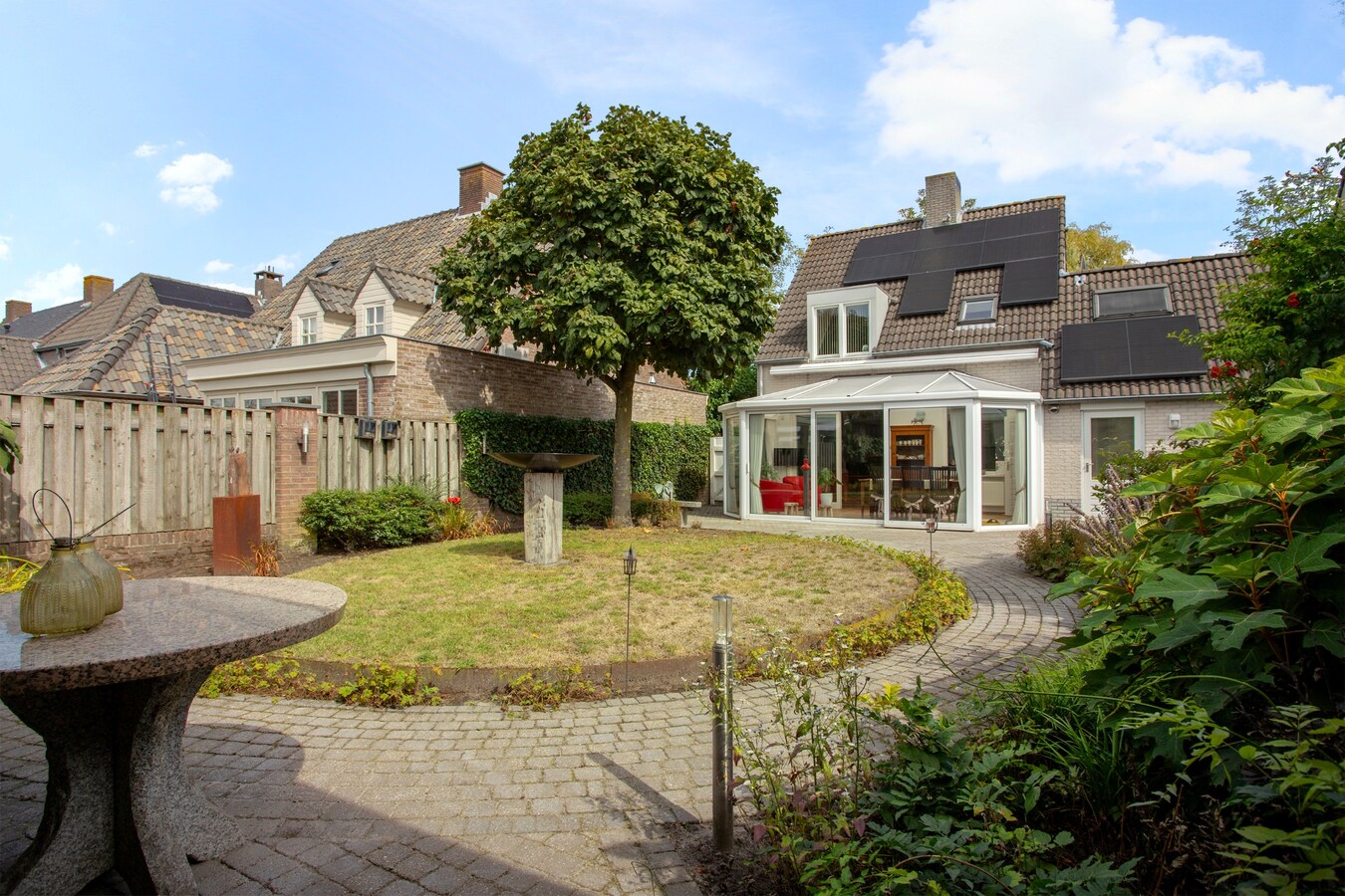 Degelijk gebouwde en perfect onderhouden vrijstaand-geschakelde gezinswoning aan ‘De Lovensbroek’. 