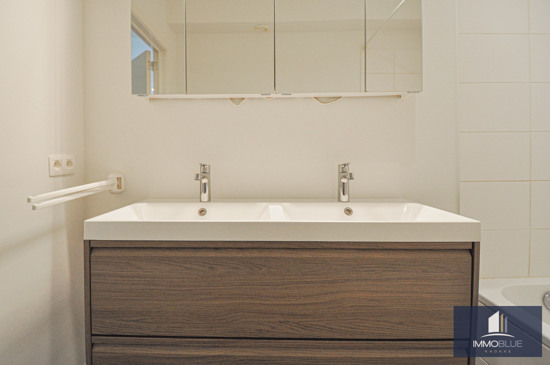 Appartement idéalement situé avec vue partielle sur la mer et sur le centre commercial. 