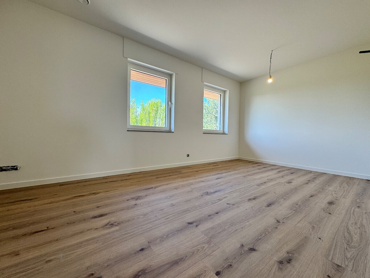 Instapklare nieuwbouwwoning met 4 slaapkamers en bureau te Kortemark 