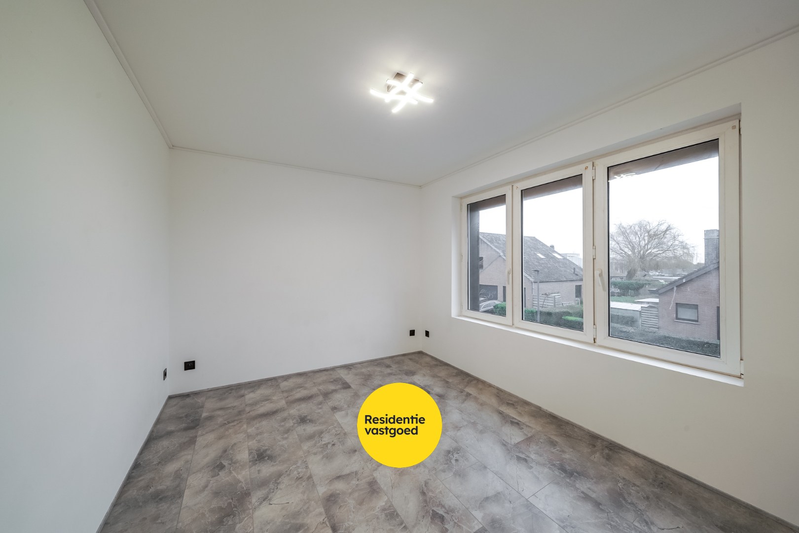 Recent gerenoveerde hoekwoning met garage, koer én dakterras in Stene 