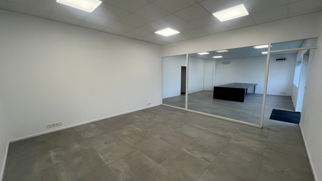 Bedrijfspand te huur in bedrijvenzone vlakbij E17 in Eke