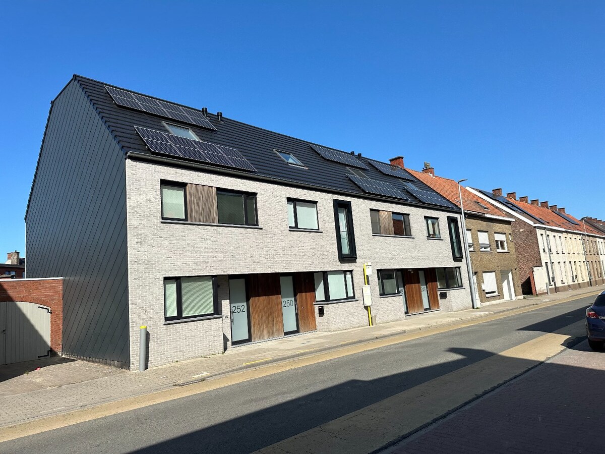 Nieuwbouwwoning met 4 slaapkamers op een boogscheut van het centrum 