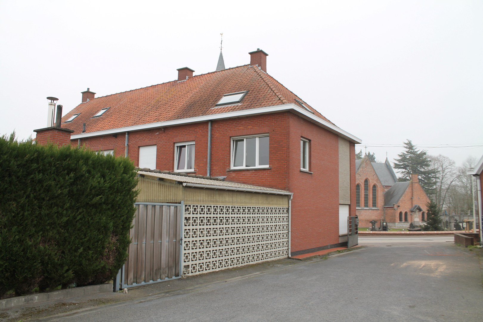 Halfopen, ruime woning met garage en tuin op 234 m² 