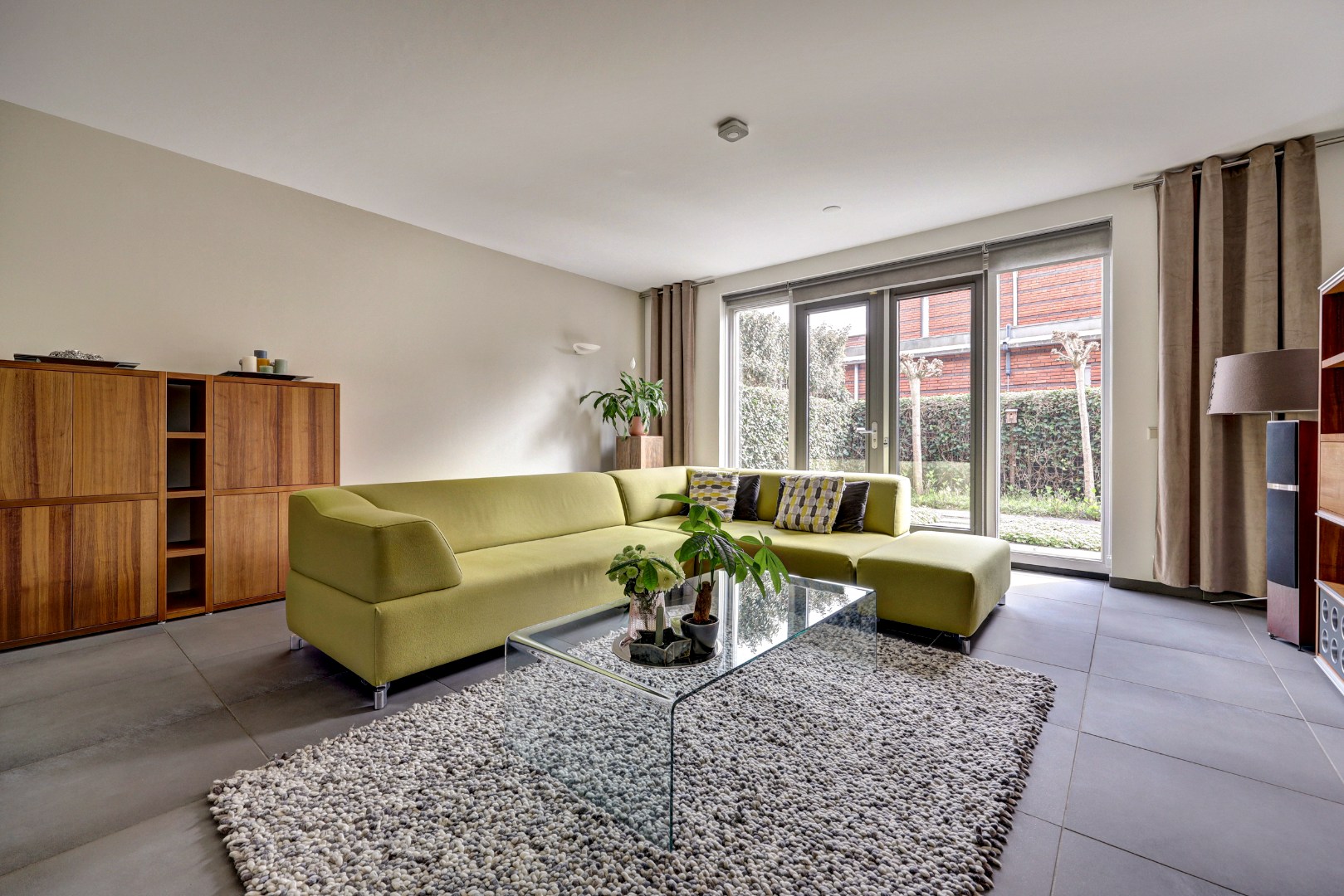 Luxe en royale 5-kamer 2-onder-1-kap woning met garage, eigen parkeerplaats, sauna én zonnige tuin op het zuiden en gelegen in een rustige straat! 