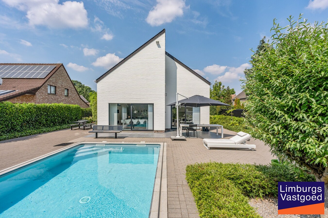 Moderne architectenwoning met mooie tuin en zwembad, 5 slaapkamers in Hasselt, OB op 8a12ca in doodlopende straat 
