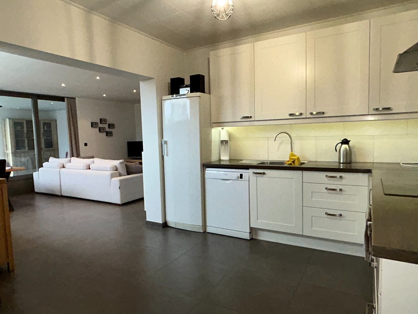 Volledig gerenoveerde woning met winkelruimte, garage en tuin op 1.280m² 