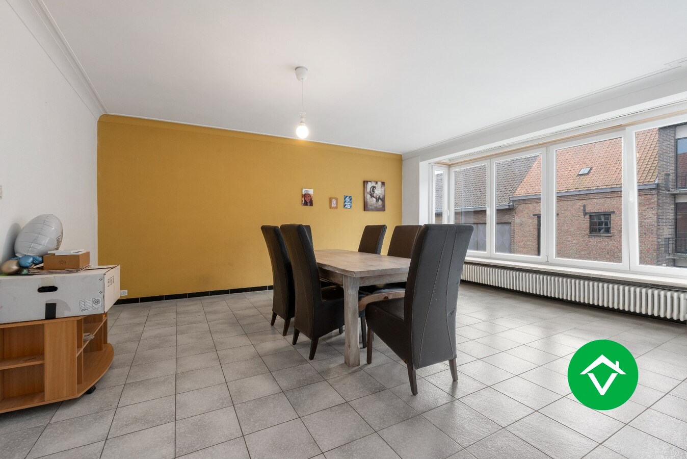 Veelzijdig handelspand met woonst en twee verhuurde appartementen in centrum Aartrijke 