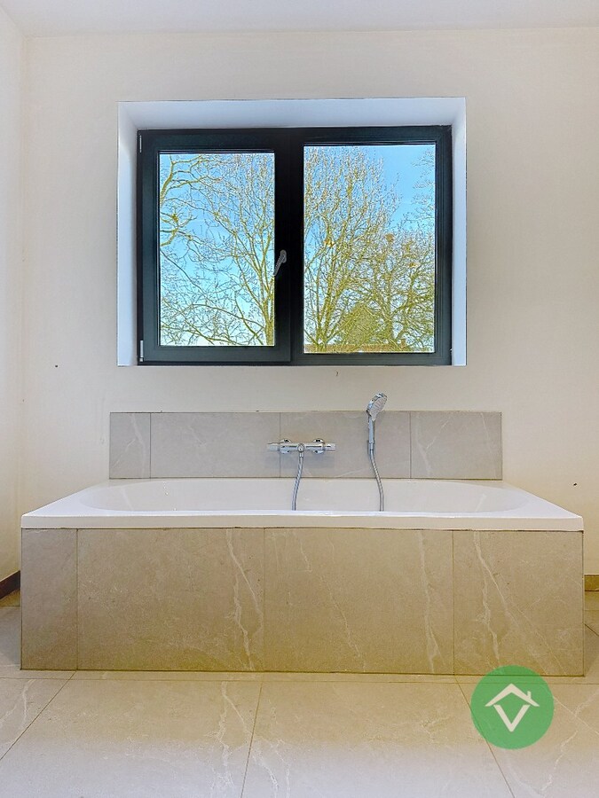 Volledig nieuwe woning met 4 slaapkamers en diepe tuin te Wijnendale 