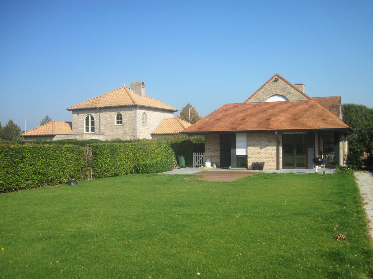 Eigentijdse villa met aangename tuin - rustig gelegen, én toch nabij N60 en E17. 