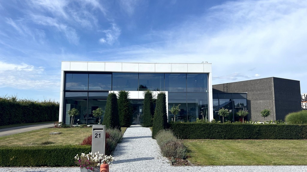 Bedrijfspand met appartement te koop nabij N47 in Lebbeke