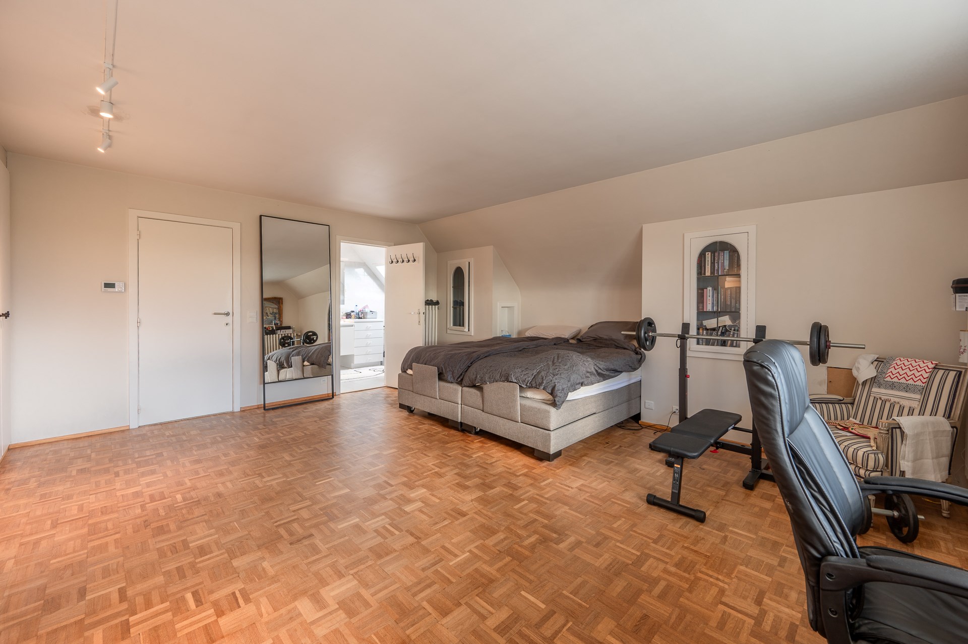 Propriété exceptionnelle et rénovée (5 510 m² de terrain) à proximité du centre de Knokke-Heist et bénéficiant d'une vue exceptionnelle sur les polders de Knokke. 