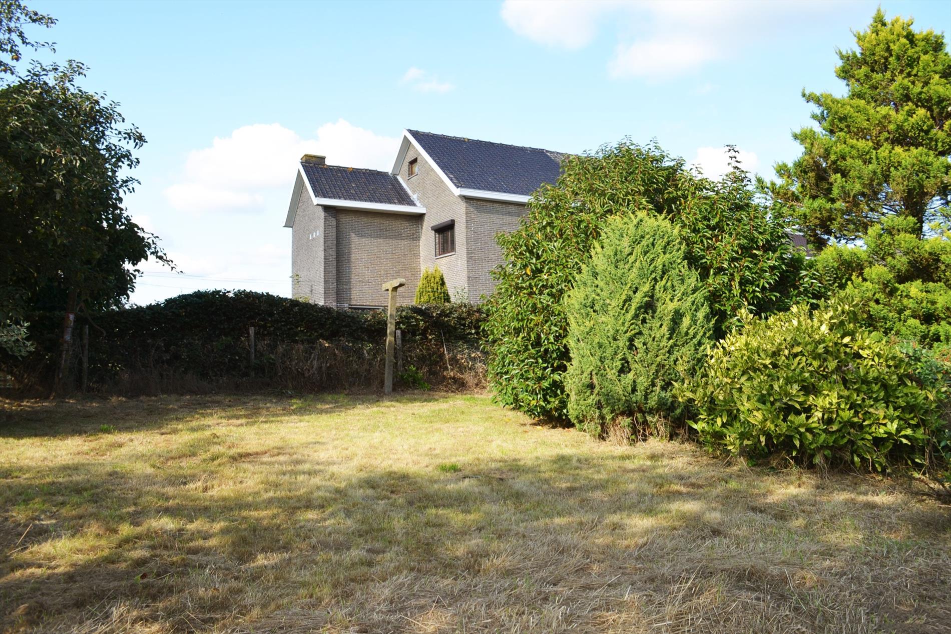 Te renoveren gezinswoning met 3 slpks, garage en tuin rustig gelegen te Bassevelde 