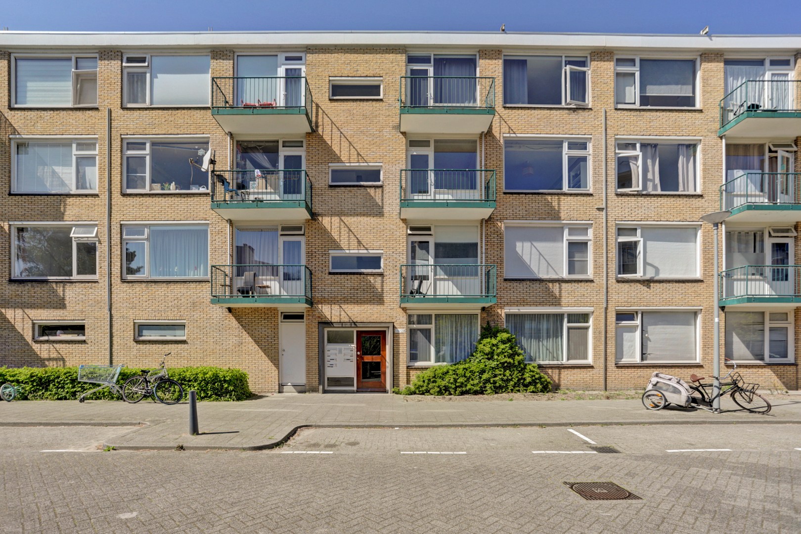 Instapklaar 3- (voorheen 4) kamer appartement op de 2e etage met moderne keuken met kookeiland, 2 balkons, 2 riante slaapkamers, moderne badkamer en gelegen op eigen grond! 