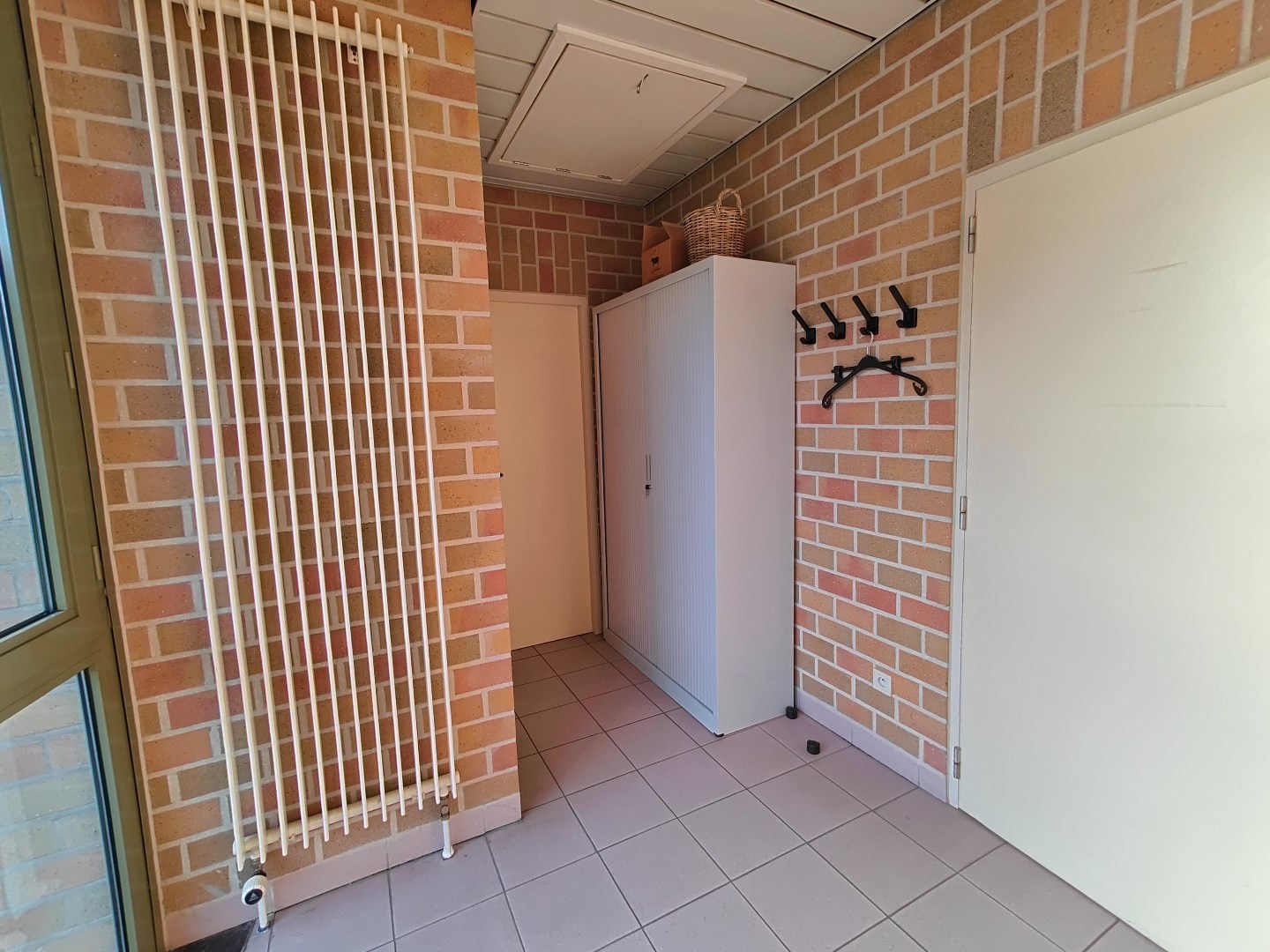 Kantoorruimte op het 1e verdiep te huur in het centrum van Ardooie 