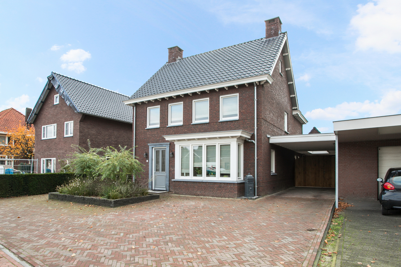 Vrijstaande, instapklare eengezinswoning met garage en carport afgewerkt in landelijke stijl. 