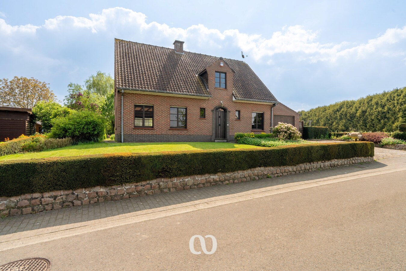 Prachtig gelegen gezinswoning met tuin en uitzicht in het centrum van Etikhove 