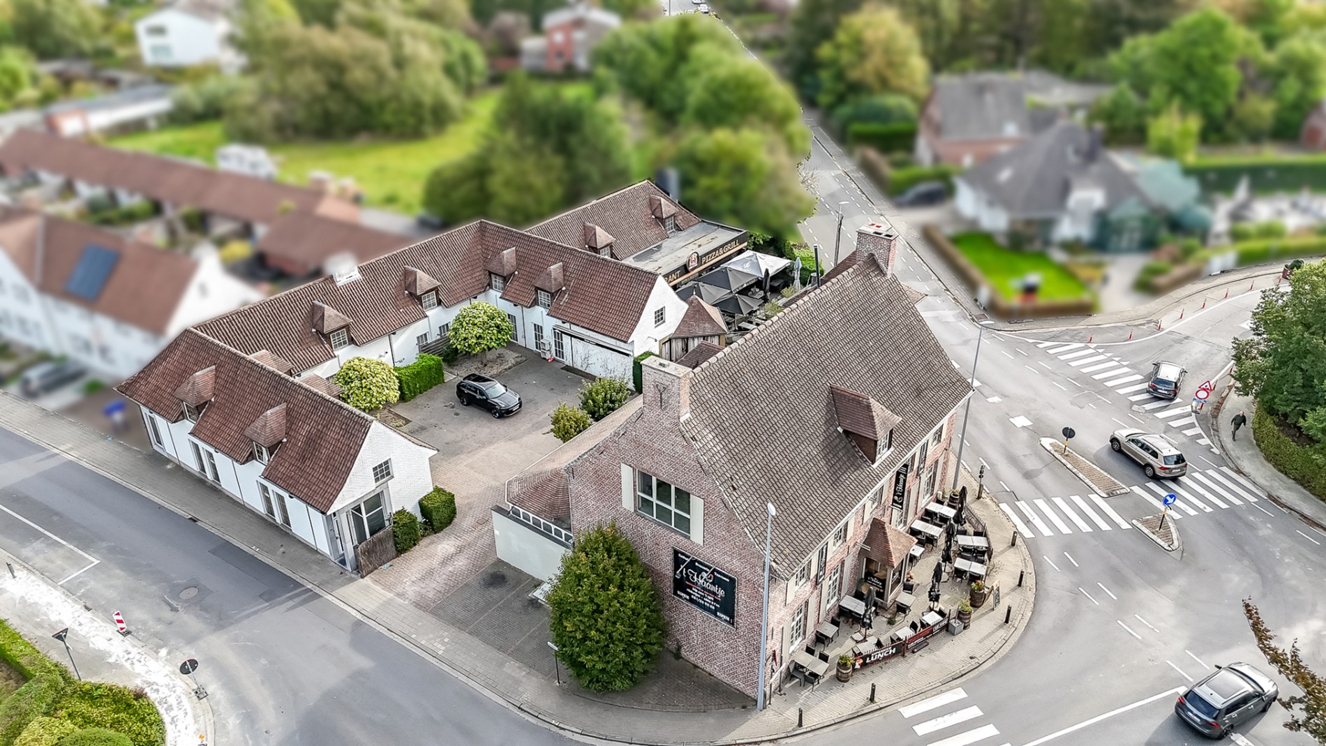 Multifunctionele eigendom met appartementen en handelszaken! 