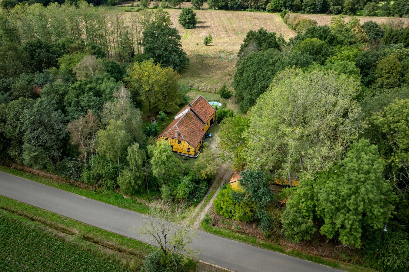 Authentic farm with meadow on approximately 1ha in Ham 