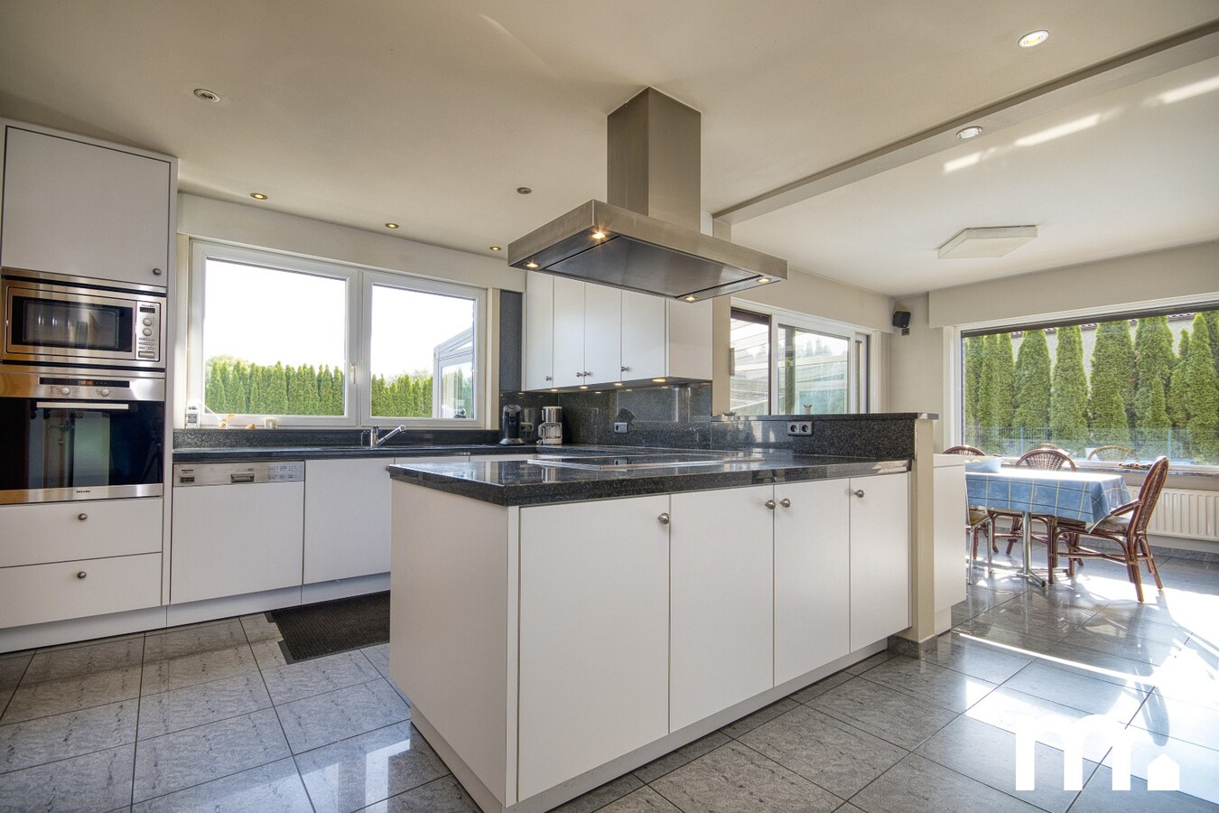 Unieke Villa te Roeselare op 1941m² en 381m² bewoonbare oppervlakte! 