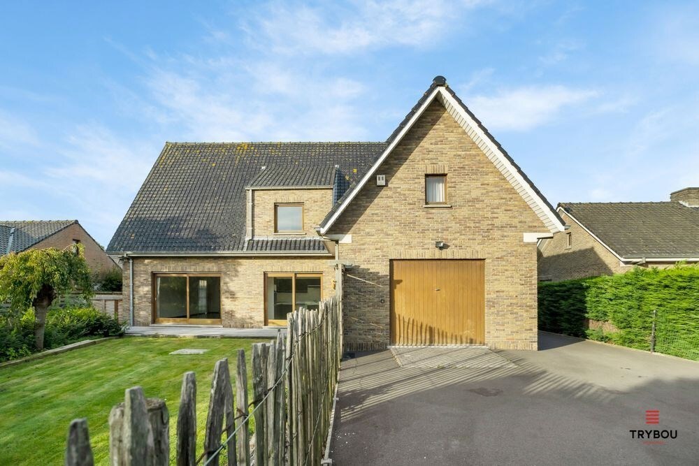 Ruime karaktervolle villa met 3 garages op 1099m² 