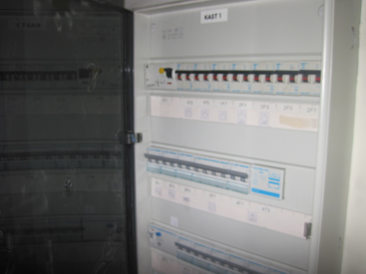 Gelijkvloers pand op top-ligging. Mogelijkheden als winkel of kantoor. 