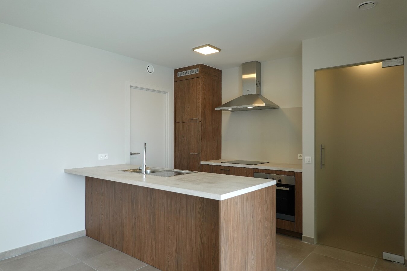 Instapklaar nieuwbouwappartement met 2 slaapkamers en ruim terras in centrum Jabbeke 