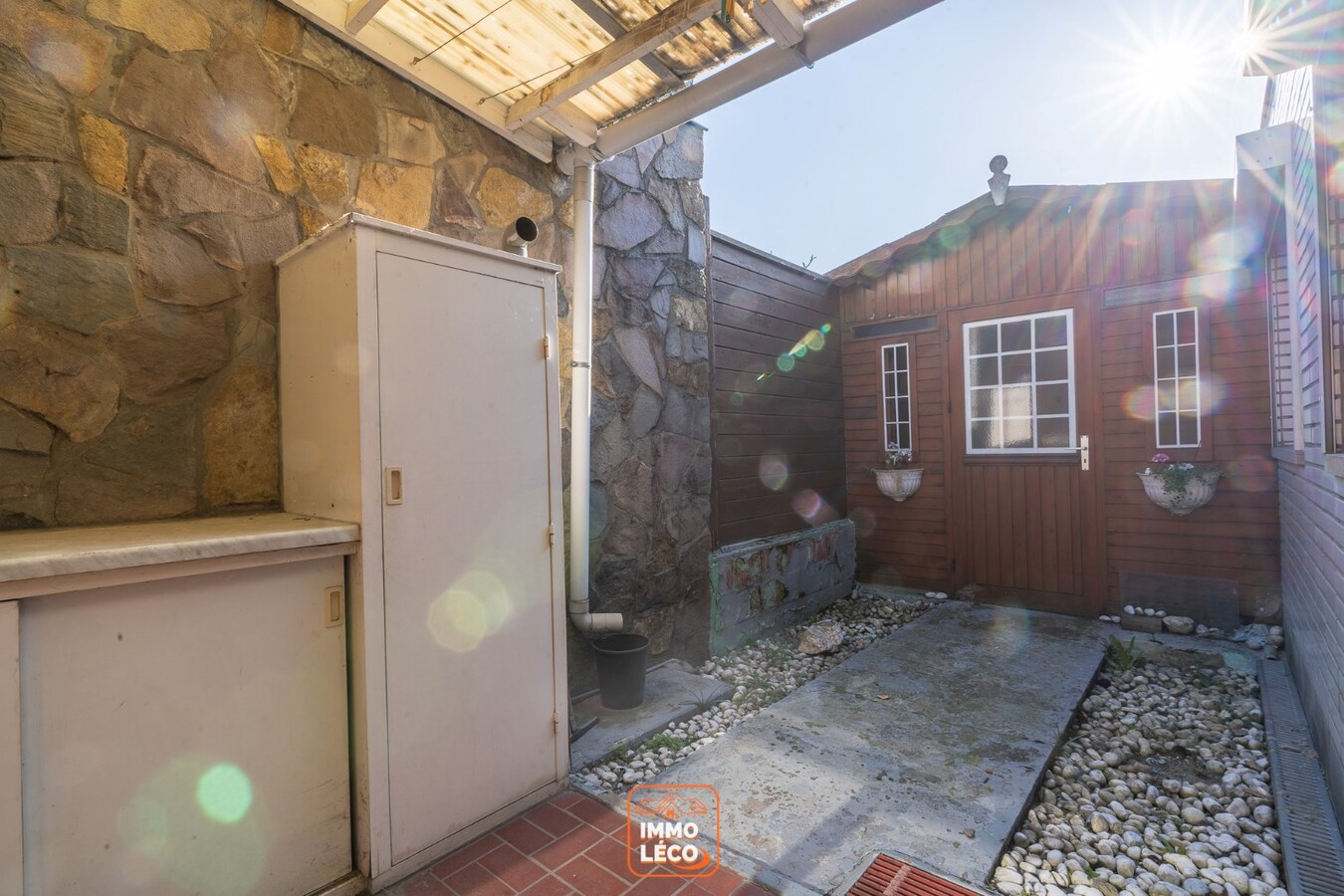 Maison offrant un excellent potentiel avec terrasse et garage inclus, dans une rue calme proche du centre-ville ! 