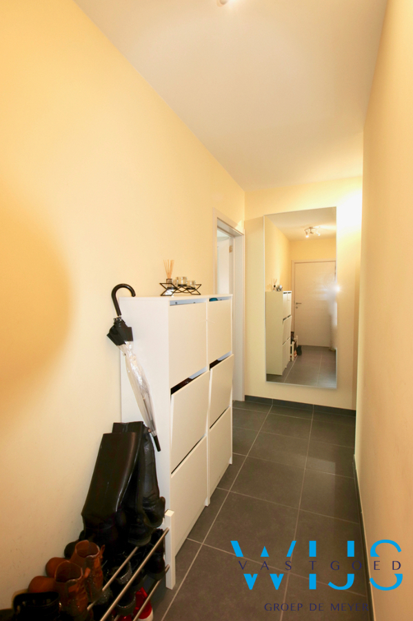 Gelijkvloers éénslaapkamer appartement met garage &amp; terras in het landelijke Oosteeklo ! 