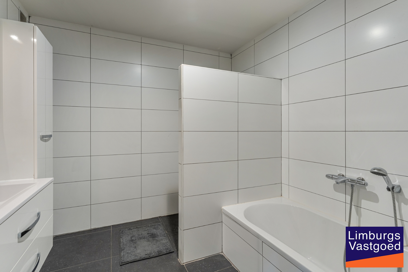 Exclusief penthouse met ruim terras, 2 slpk, extra brede autostaanplaats, centrum Houthalen 