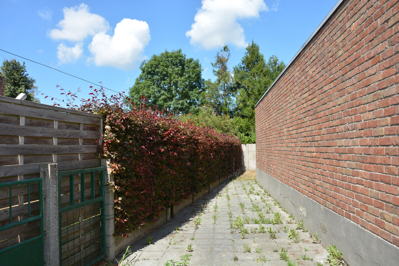 Half-open woning met garage/loods op uitstekende ligging 