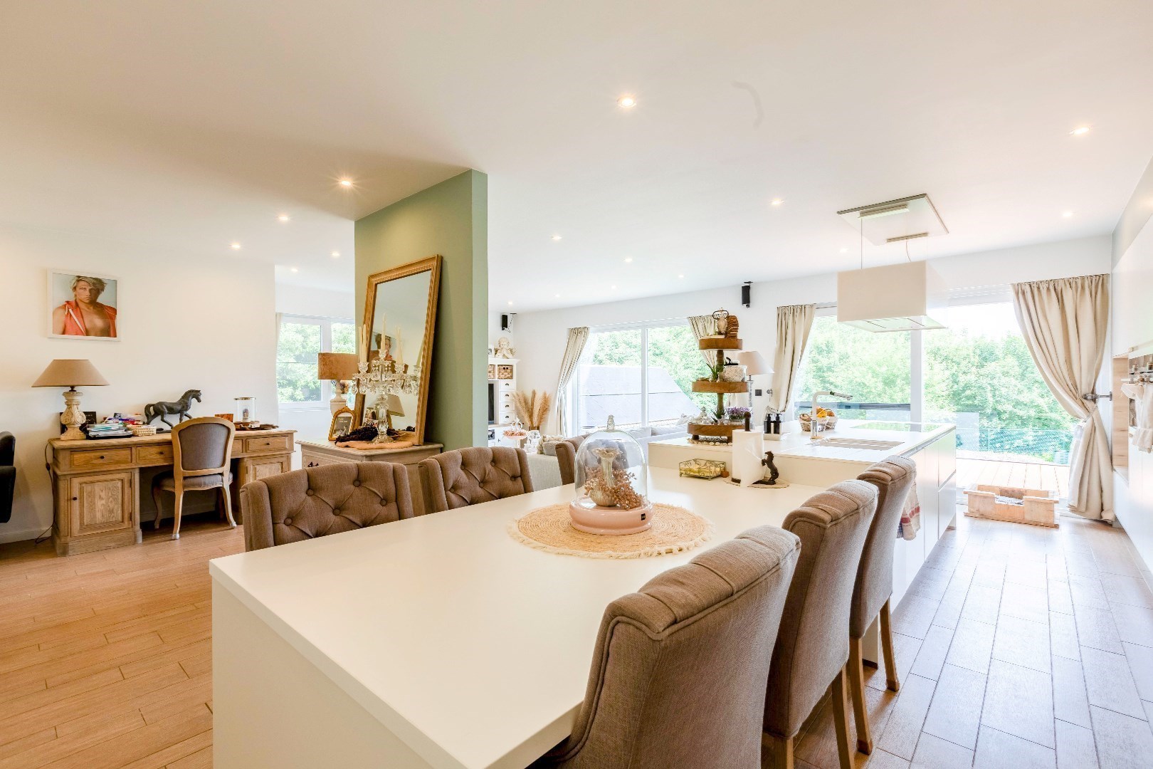 Ruime woning (369m²) met 4 slp. en in te vullen praktijk (onderaan) 