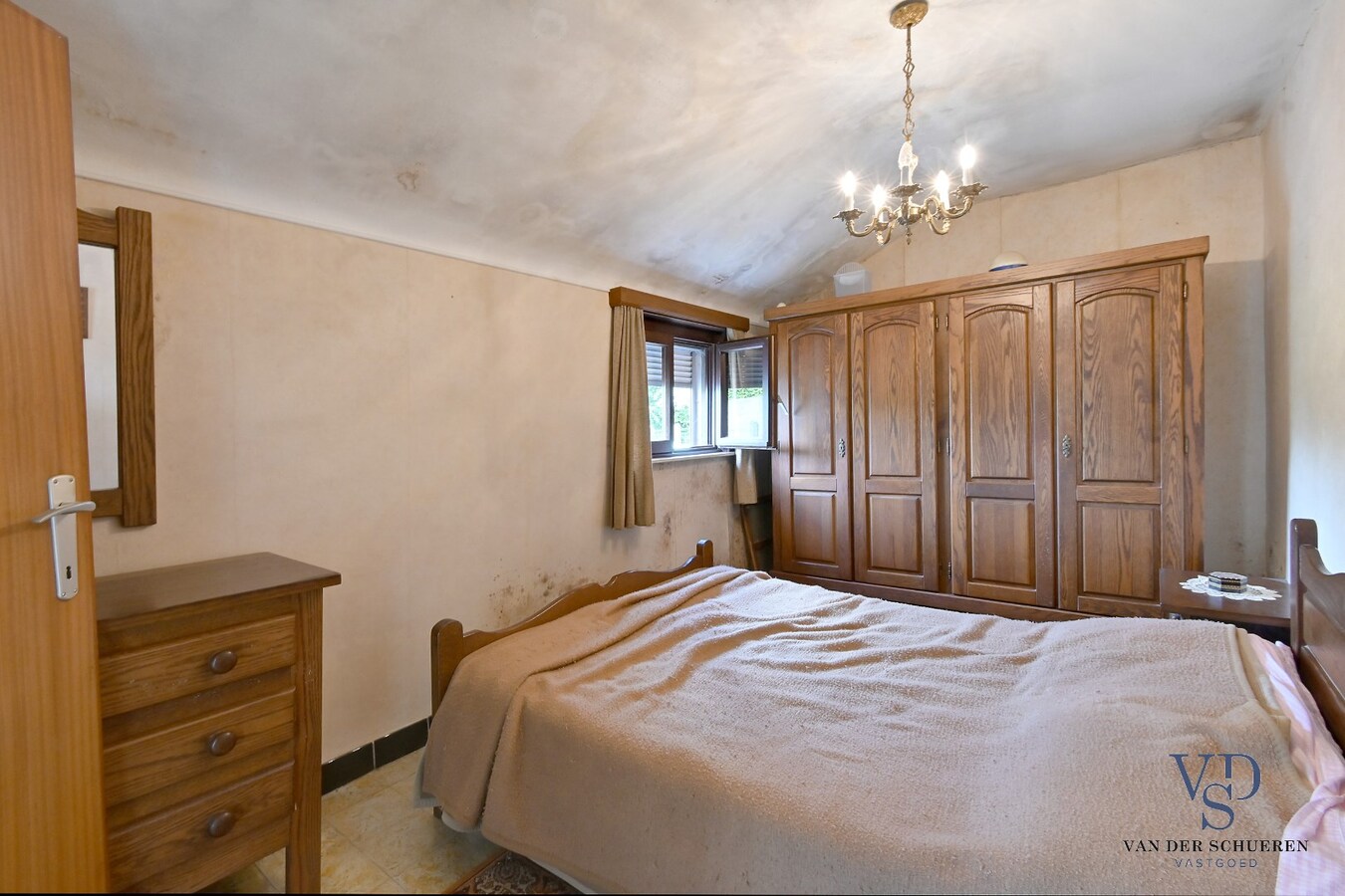 Exceptioneel gelegen eigendom met mogelijkheden. 