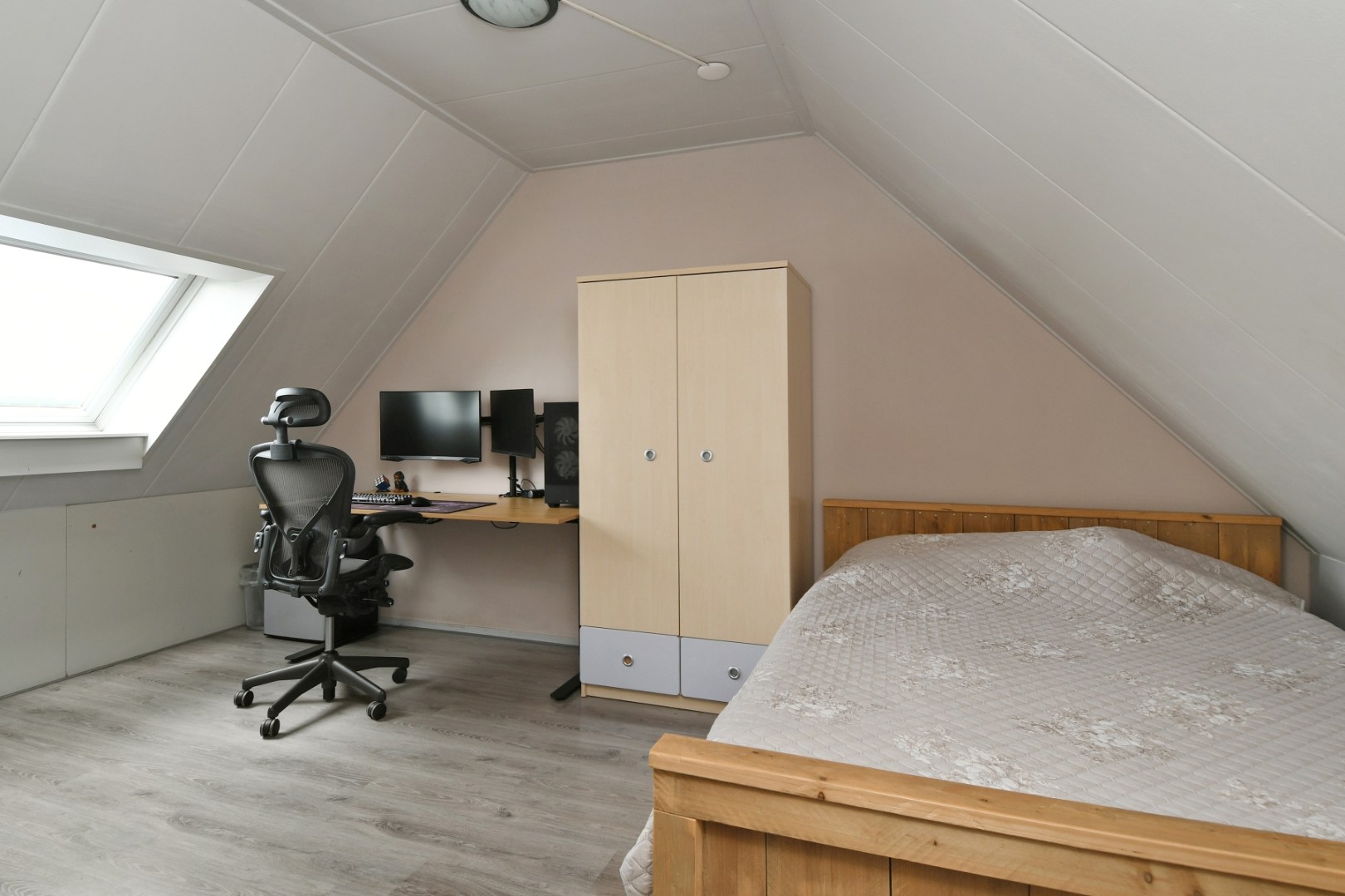 Fraai gelegen halfvrijstaande woning in hartje Kessel met vier slaapkamers, souterrain, inpandige garage, tuinkamer, zwembad en prachtig uitzicht over de Maas 