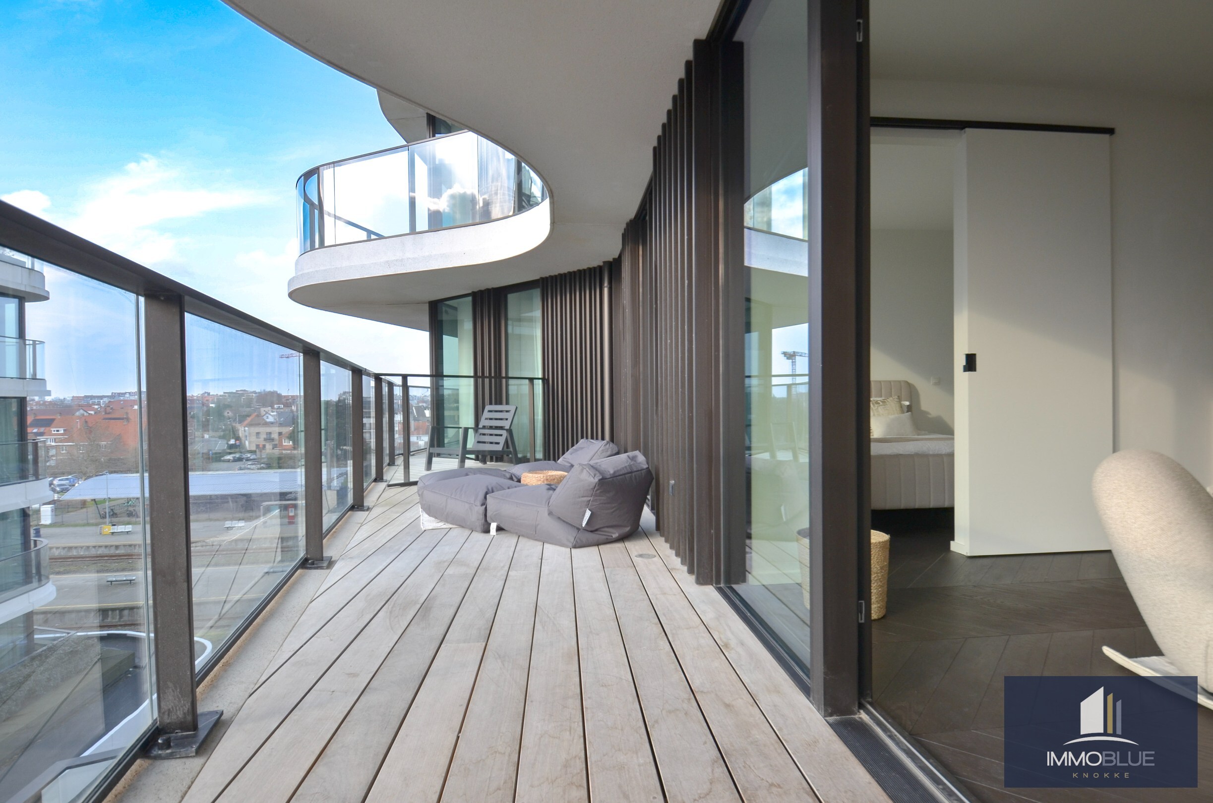 Appartement élégant avec spacieuse terrasse ensoleillée dans la résidence The Tower. 