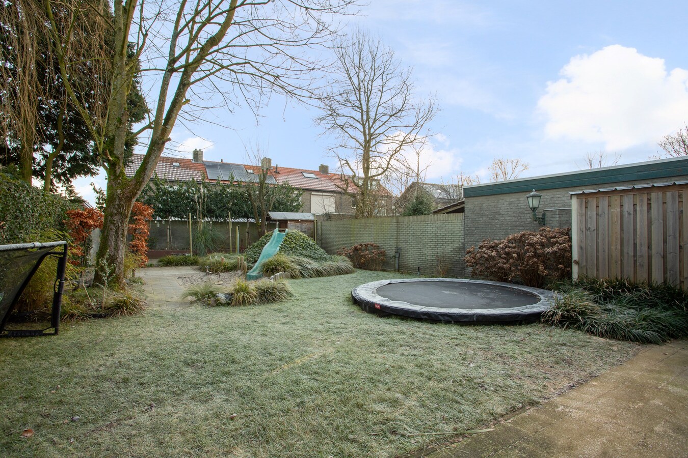 Zeer ruim halfvrijstaand woonhuis met aanpandige garage/berging en hobbyruimte/mantelzorgwoning. 