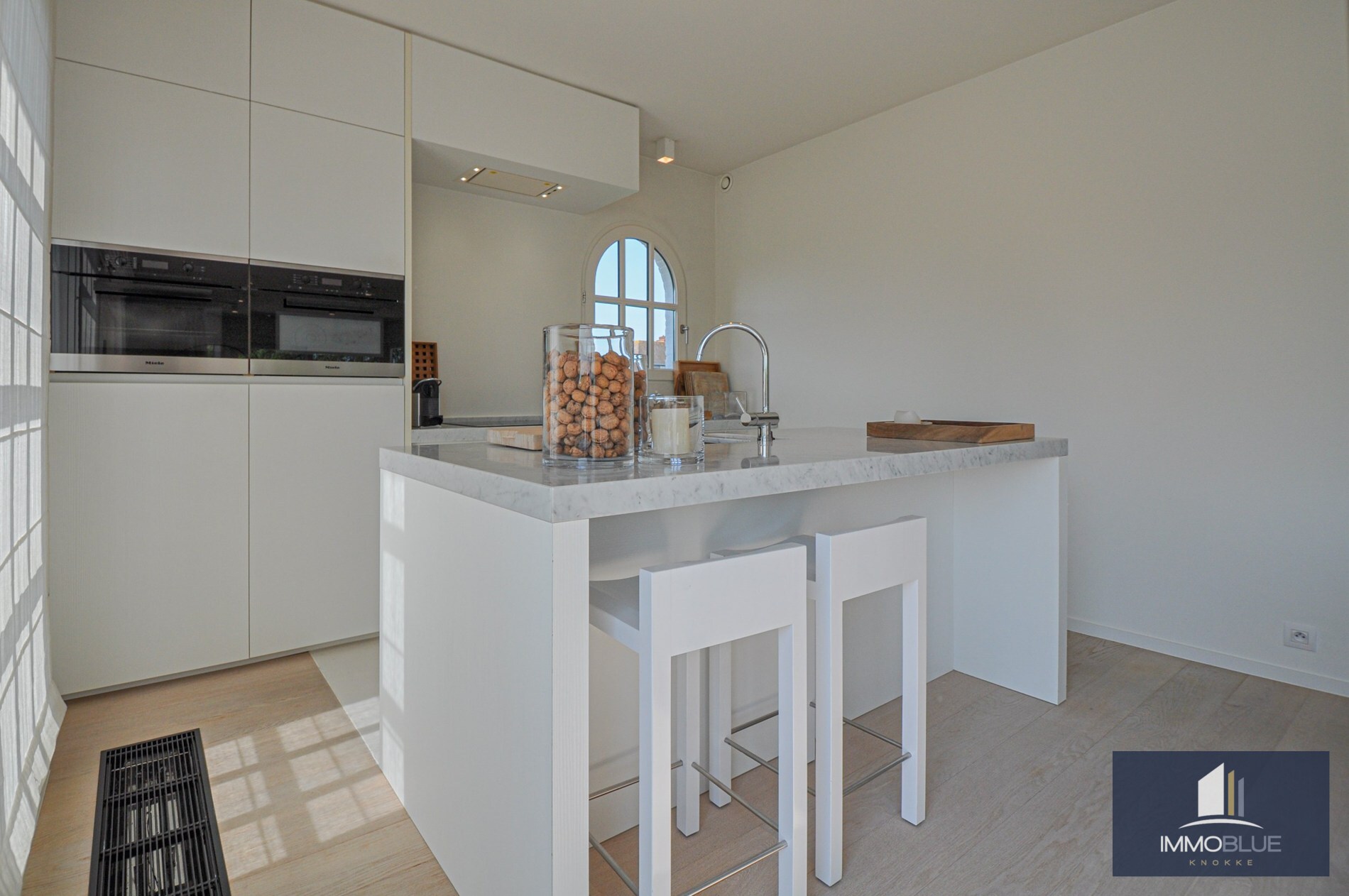 "Sublime appartement d'angle avec de spacieuses terrasses situé dans le prestigieux domaine Tennis Garden." 