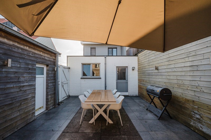 Instapklare, gerenoveerde gezinswoning met garage en oprit in hartje Zeebrugge 