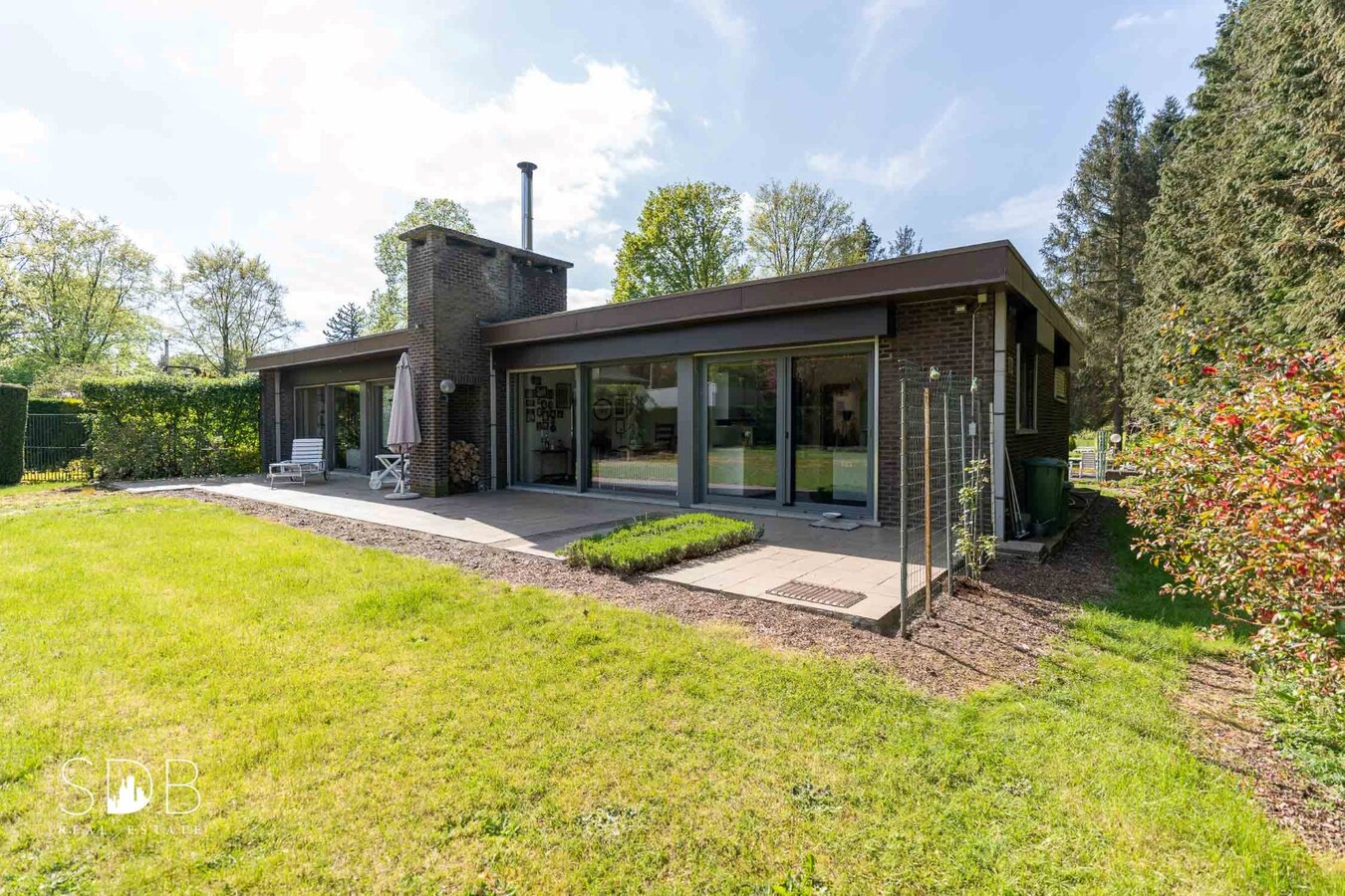 Vrijstaande gezinswoning in bungalowstijl met grasland op circa 1ha. 