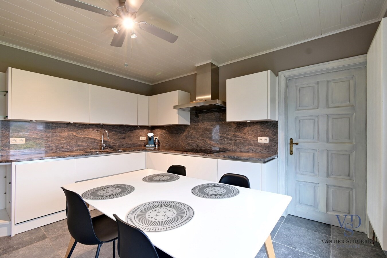 Bijzonder degelijke, instapklare ruime eigendom 