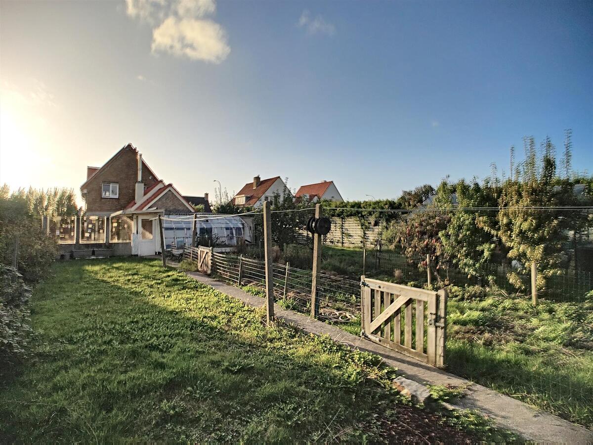 Goed gelegen alleenstaande woning op groot perceel van 828m²- Heist 