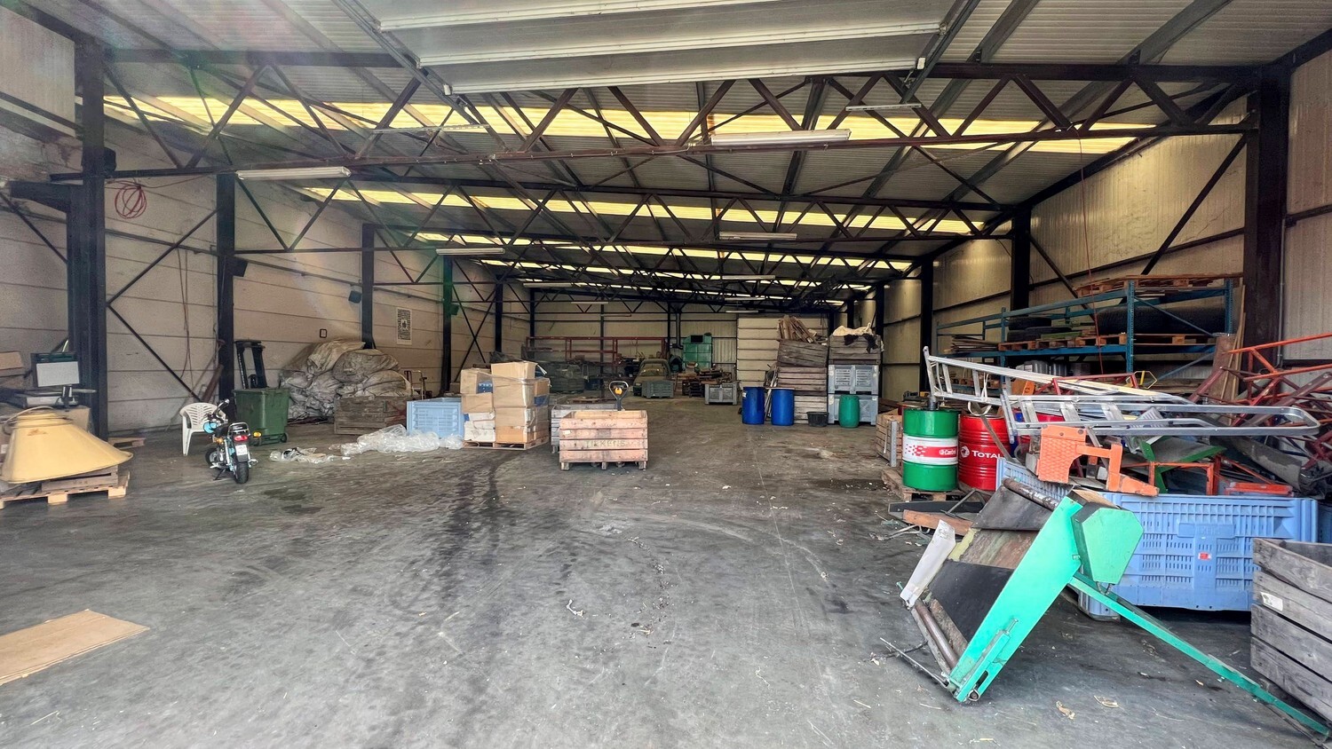 Loods met woongelegenheid op royaal perceel van 6000 m² 