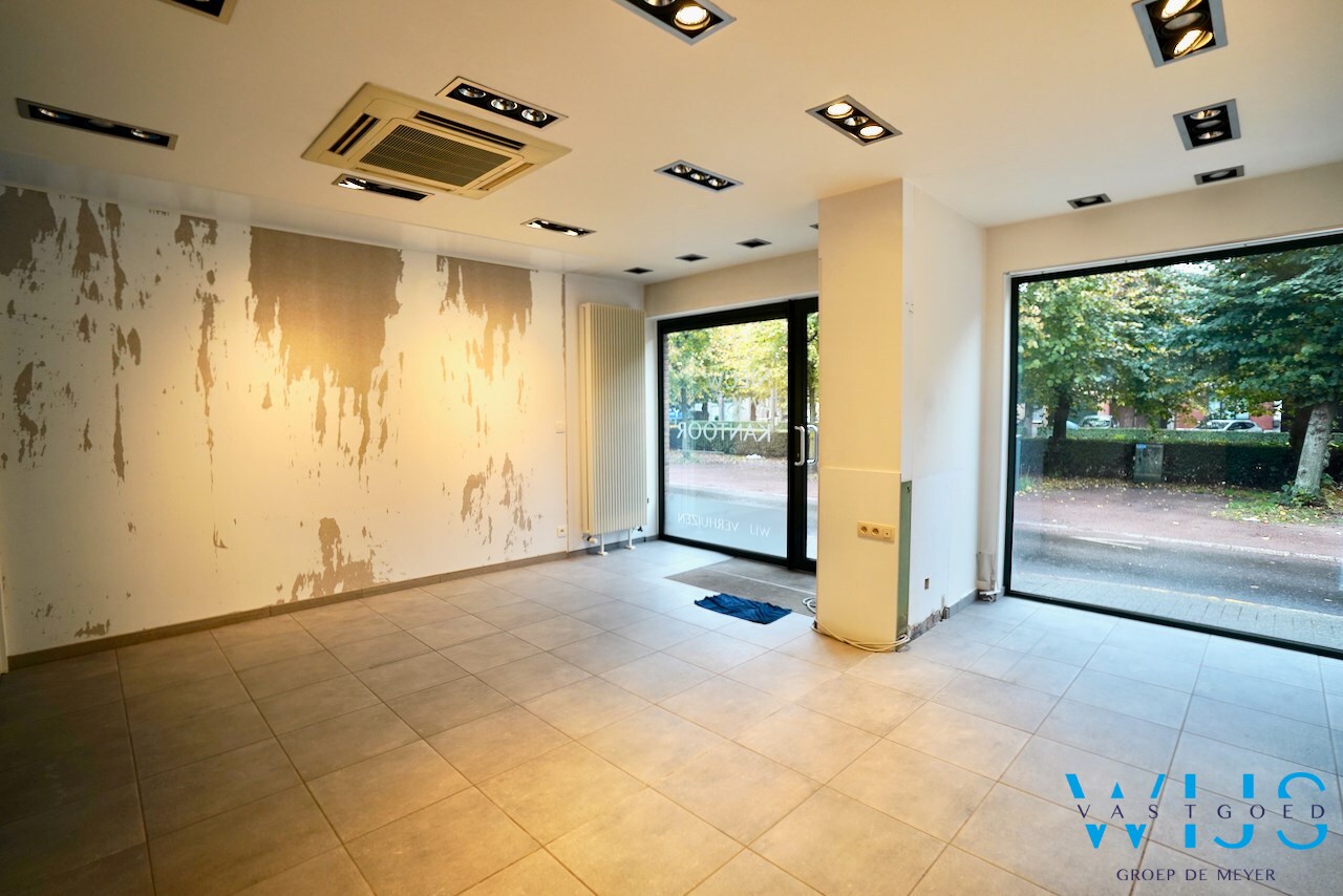 Goed gelegen handelspand met garage te CENTRUM ERTVELDE ! 