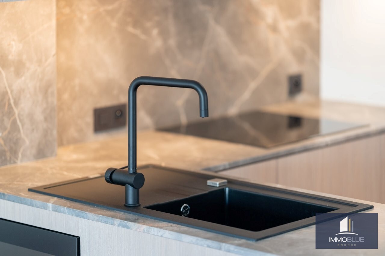 Volledig gerenoveerd, lichtrijk appartement gelegen in een kleine residentie. 