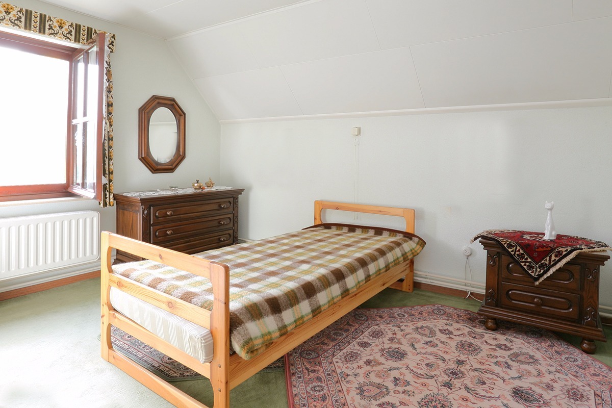 Vrijstaand woonhuis met dubbele garage, erf tuin en ondergrond staande en gelegen te Bergeijk, Bucht 45. 