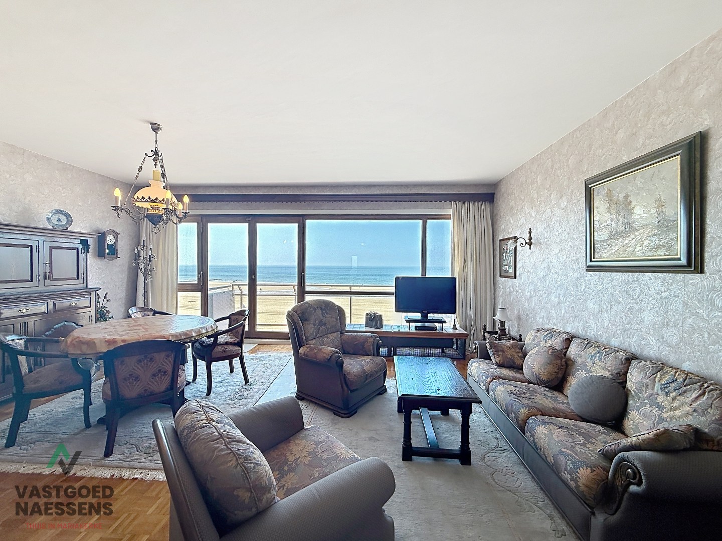 À rénover, appartement d'une chambre avec vue sur la mer et terrasses. 