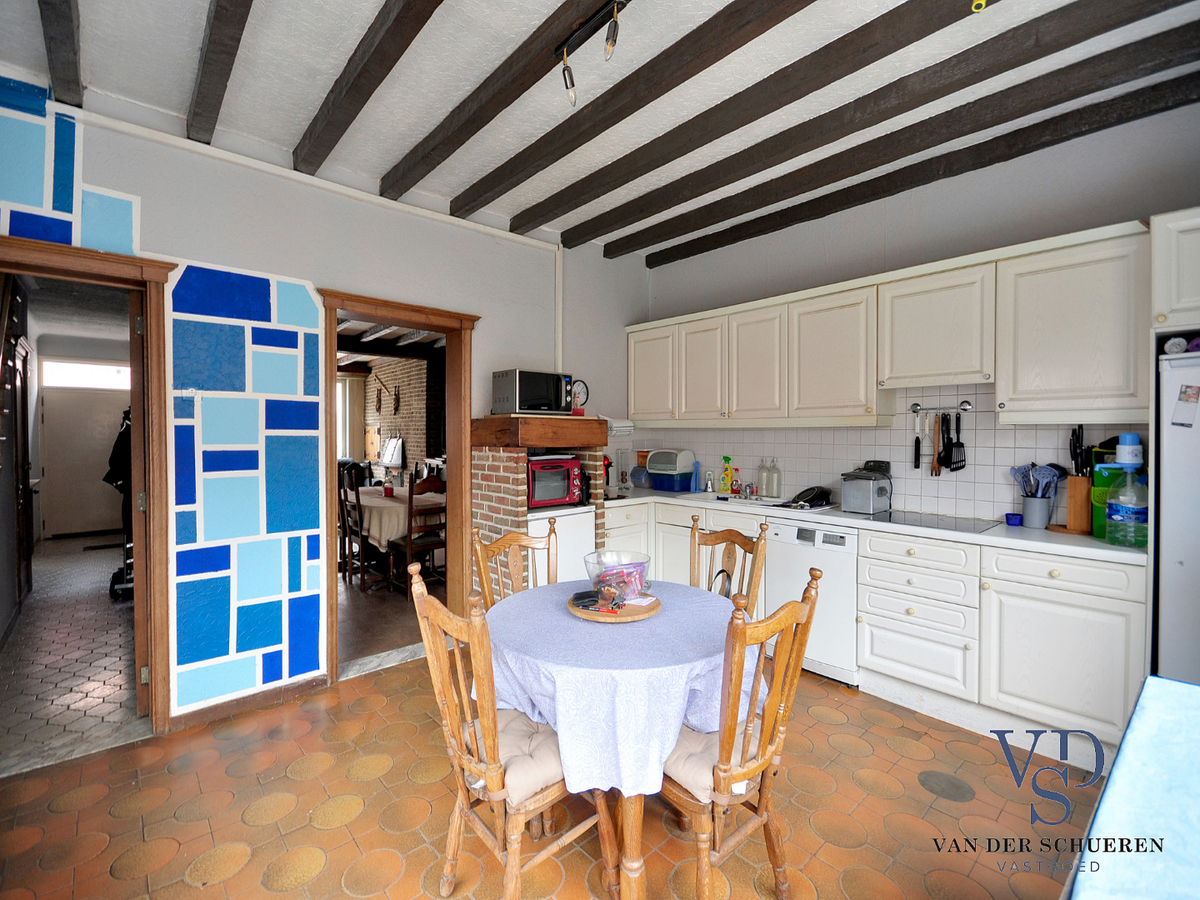 Op te frissen gezinswoning in hartje Gavere ! 